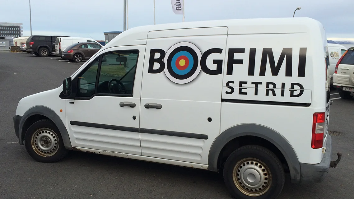 Merking á bíl Bogfimisetursins
