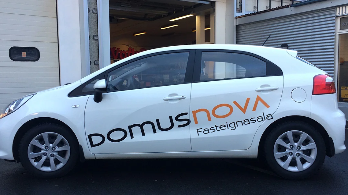 Merking á fólksbíl fyrir fasteignasöluna Domusnova