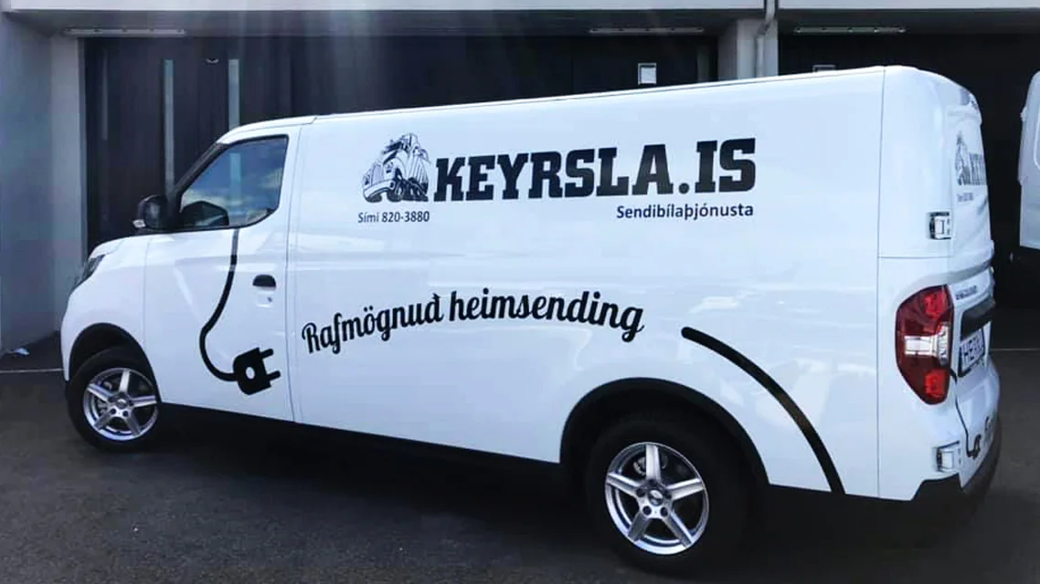 Rafknúinn sendibíll merktur fyrir Keyrslu.is