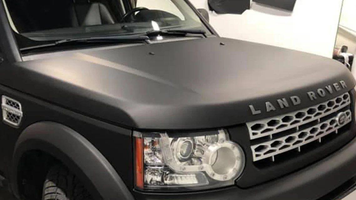 Land Rover klæddur í matta svarta filmu