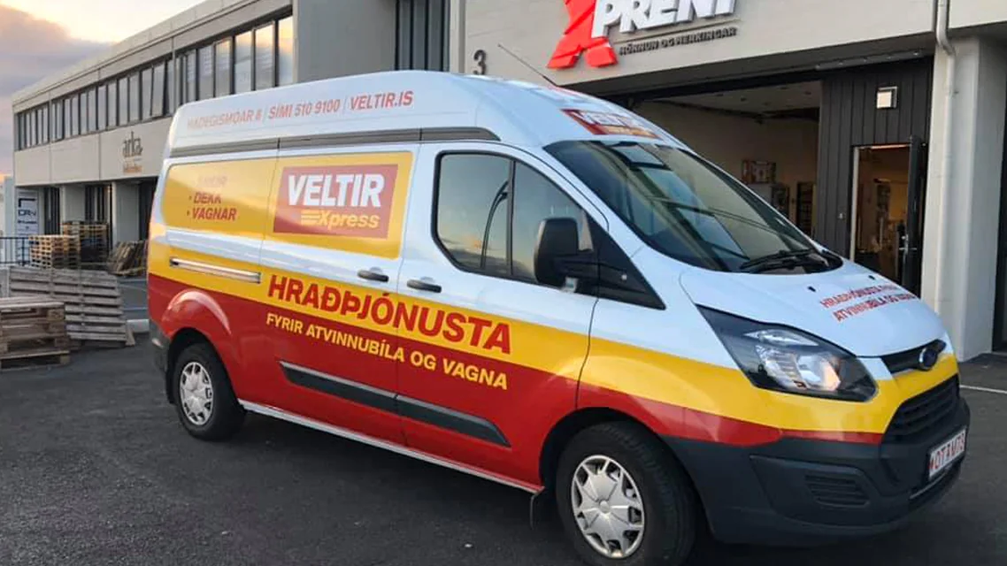 Sendibíll Veltis með heilmerkingu