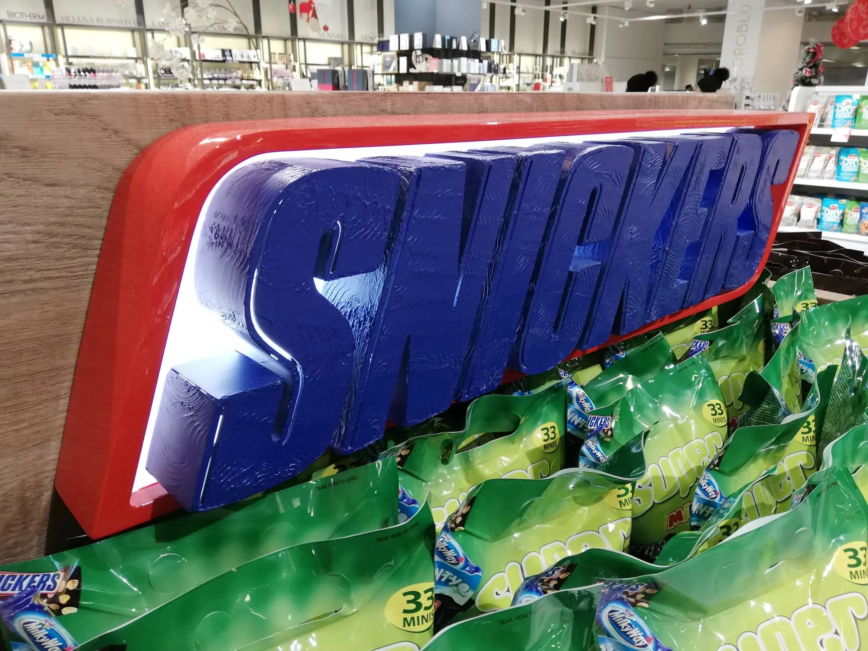 Upphleypt Snickers-skilti í verslun